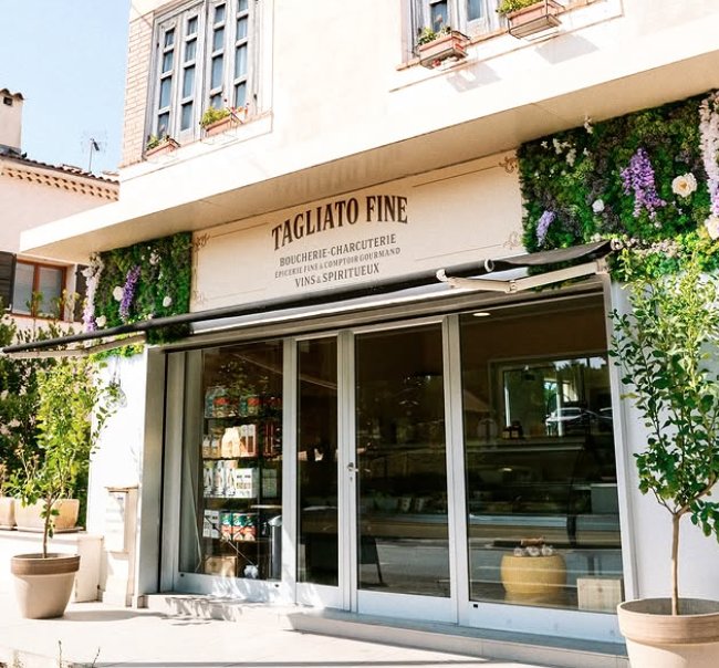 Devanture élégante de Tagliato Fine à Mougins, habillée de feuillages et de fleurs