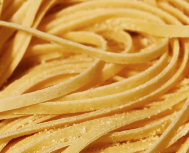 Pâtes fraîches italiennes, tagliatelles dorées