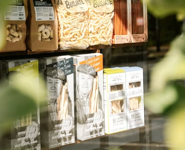Sélection de pâtes artisanales italiennes en vitrine : busiate, casarecce, grissini
