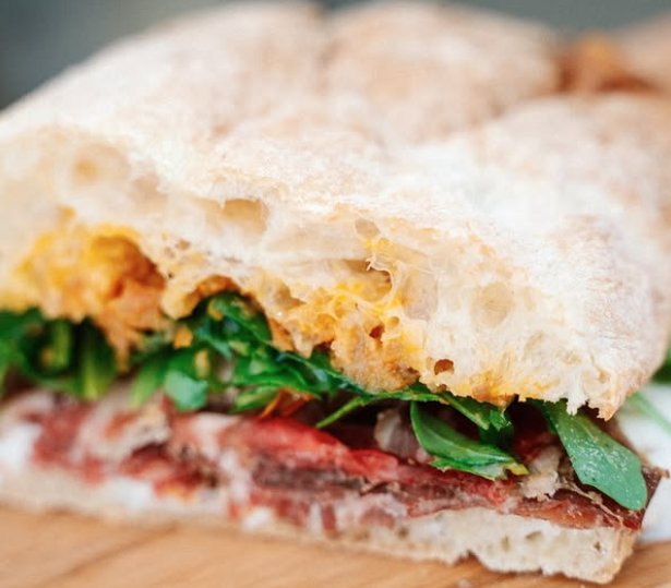 Sandwich italien à la charcuterie, salami et roquette sur ciabatta