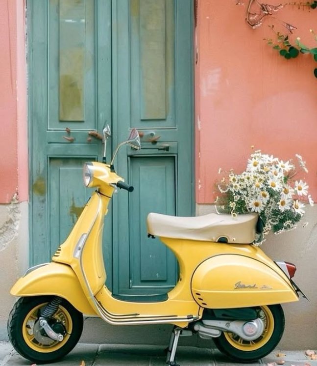 Vespa jaune devant une façade italienne aux volets bleu-vert